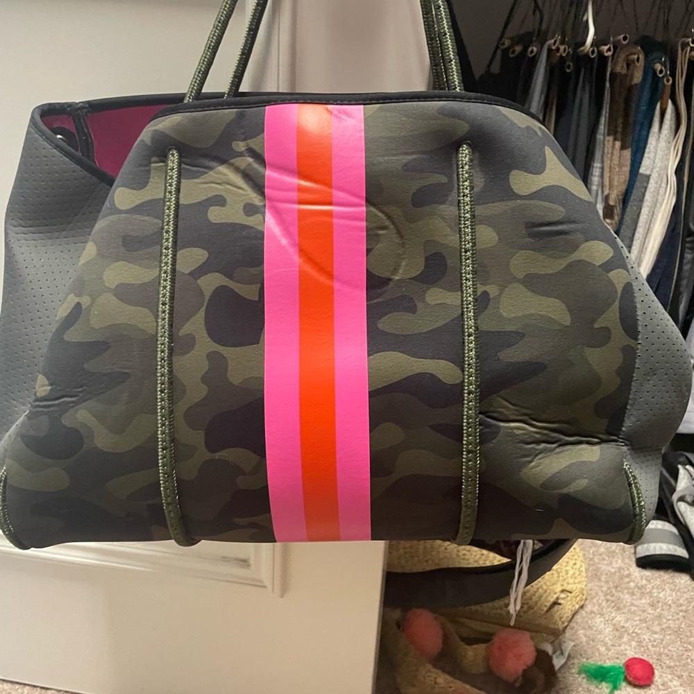 Greyson Showoff | Neoprene Tote Beach 🏝️ - Picture 10 of 13